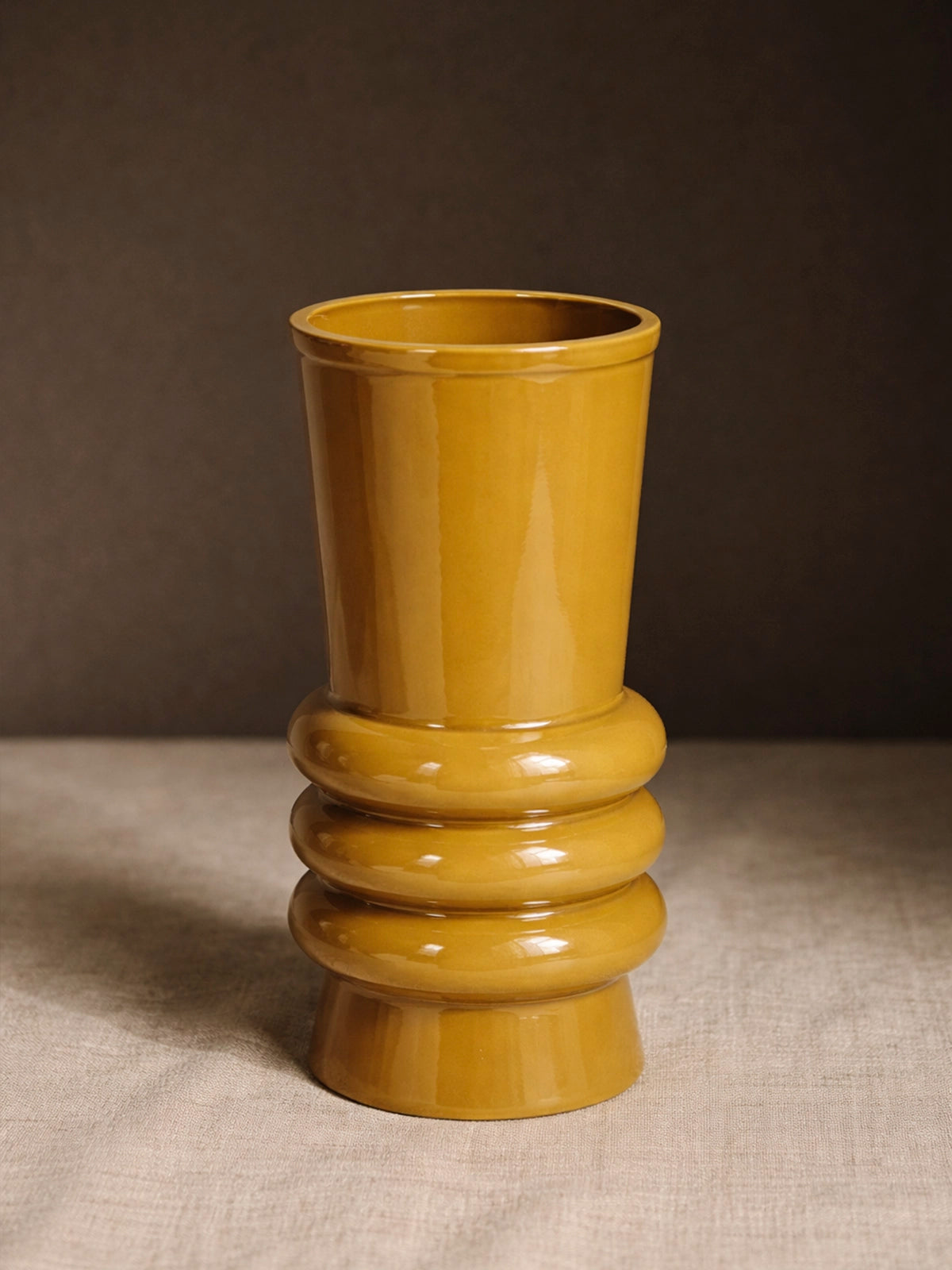 Jarrón Amalfi de vidrio reciclado color mostaza 13x25 cm — jarrón decorativo sostenible sin plomo