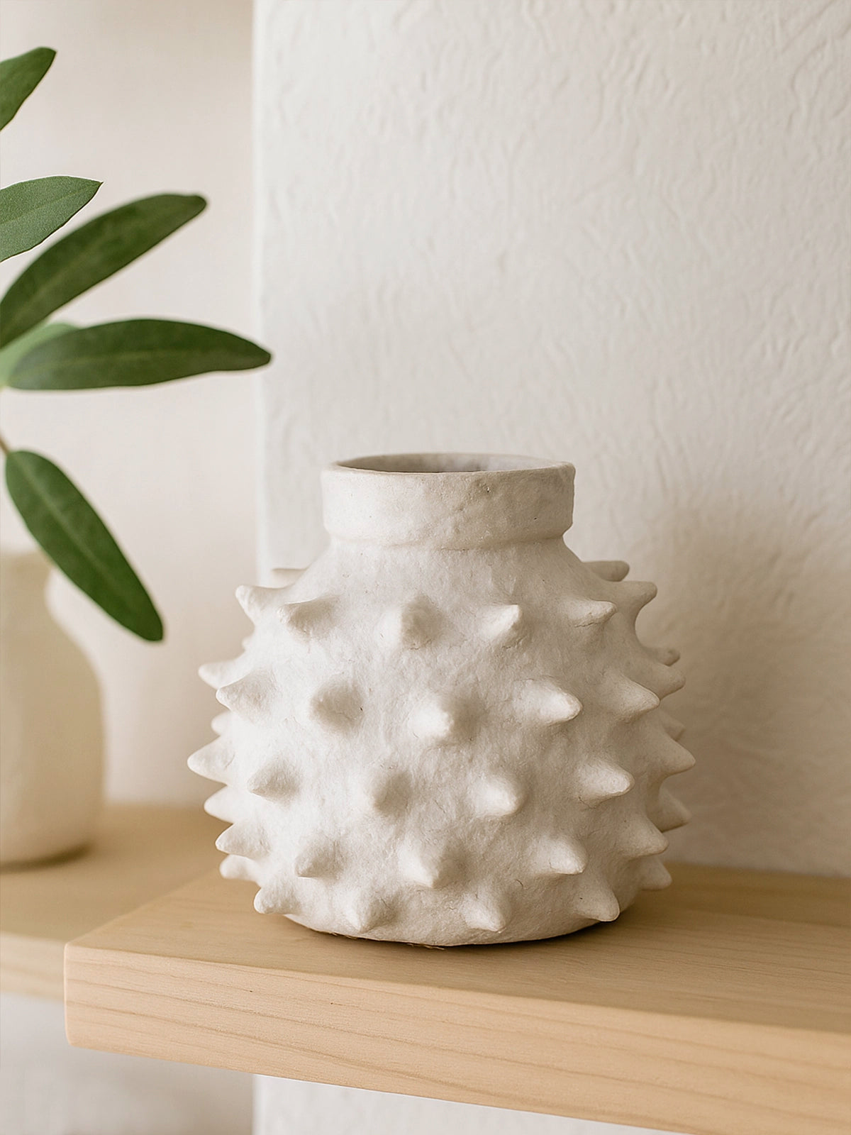 Jarrón púas de tela mache sostenible