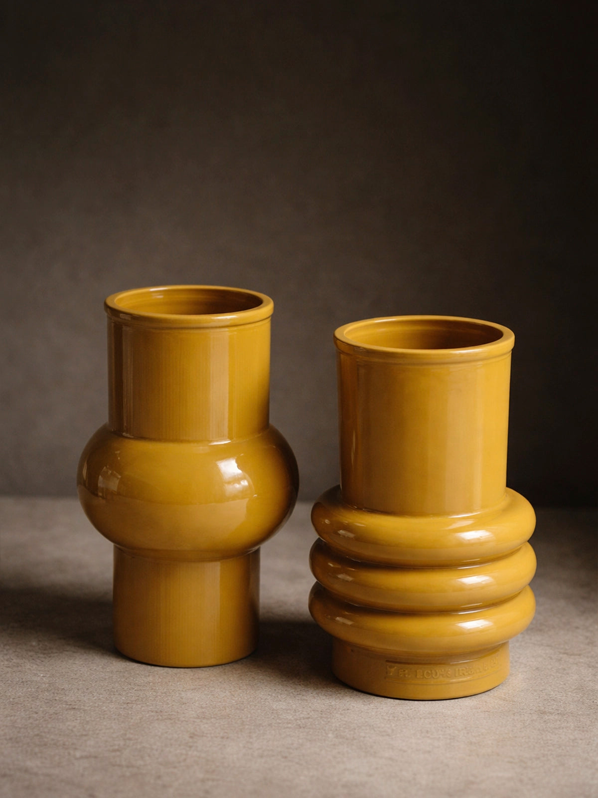 Jarrón Amalfi de vidrio reciclado color mostaza — jarrón decorativo sostenible sin plomo