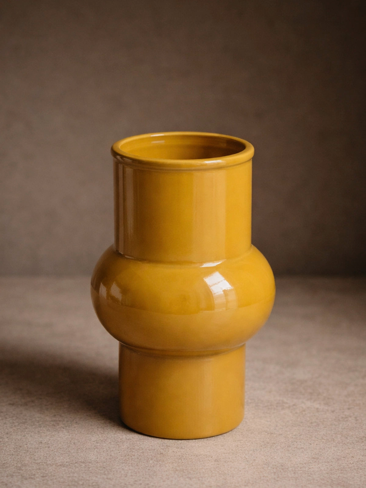 Jarrón Amalfi de vidrio reciclado color mostaza — jarrón decorativo sostenible sin plomo