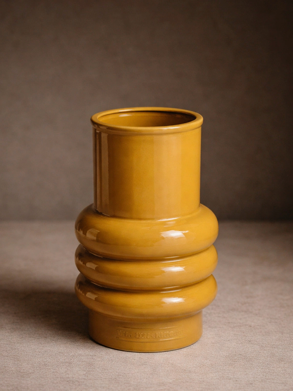 Jarrón Amalfi de vidrio reciclado color mostaza — jarrón decorativo sostenible sin plomo