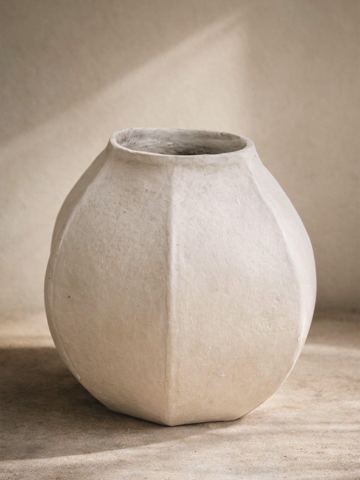 Jarrón de papel maché natural 38x35 cm — jarrón decorativo artesanal en tonos neutros