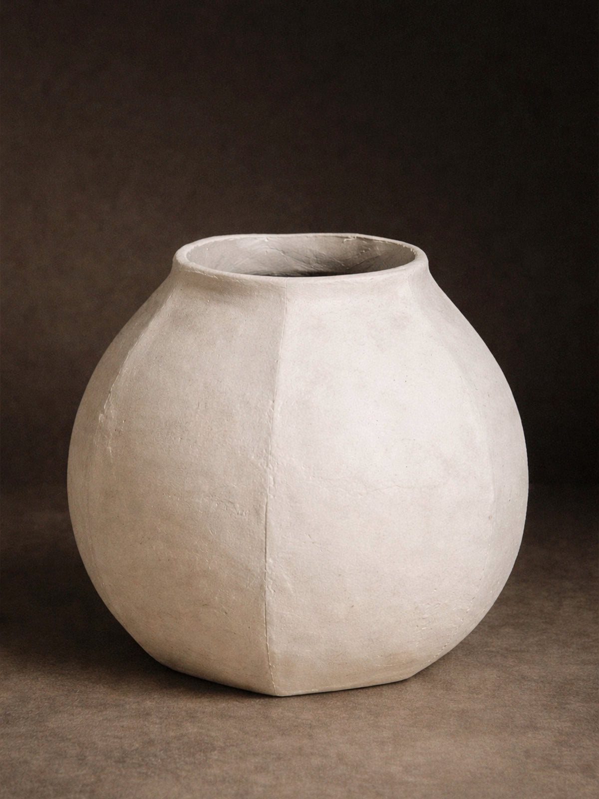 Jarrón de papel maché natural 38x35 cm — jarrón decorativo artesanal en tonos neutros