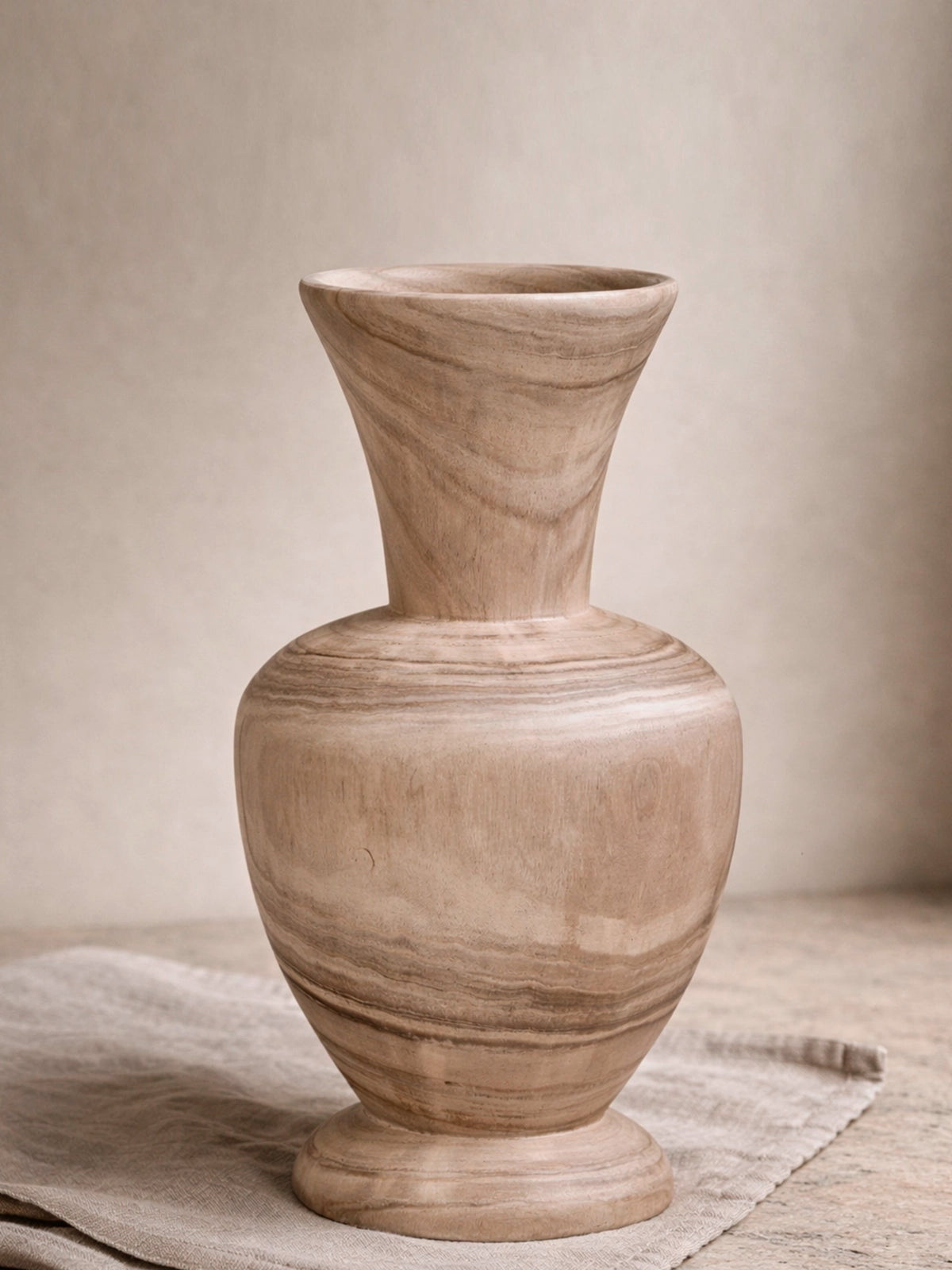 Jarrón decorativo de madera de paulownia en tonos naturales — pieza artesanal para hogar