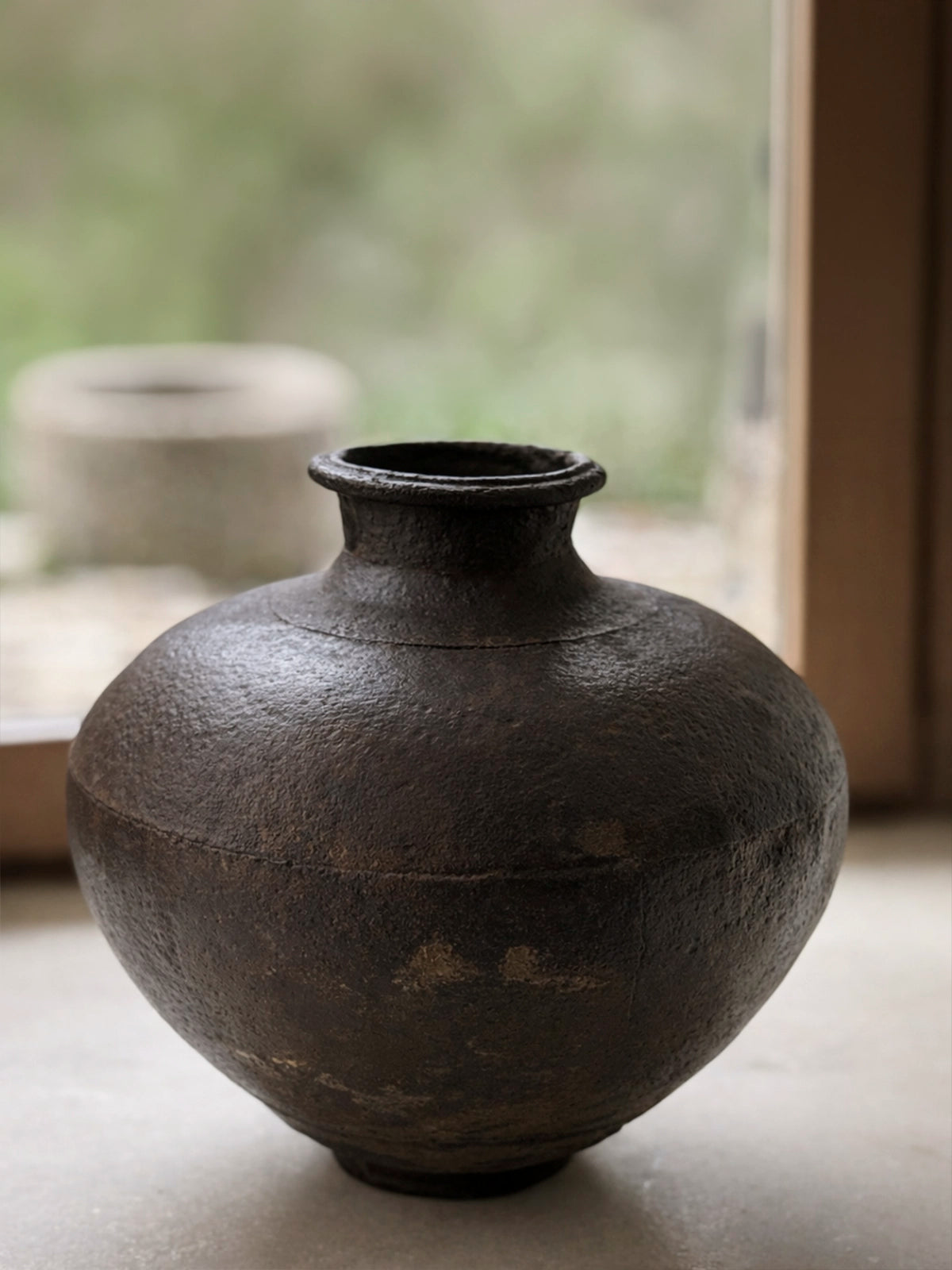 Jarrón decorativo de metal oscuro estilo artesanal vintage — decoración natural para hogar