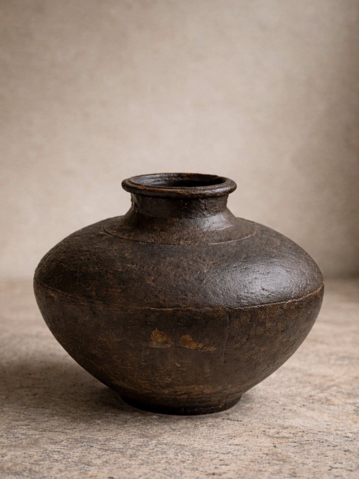 Jarrón decorativo de metal oscuro estilo artesanal vintage — decoración natural para hogar