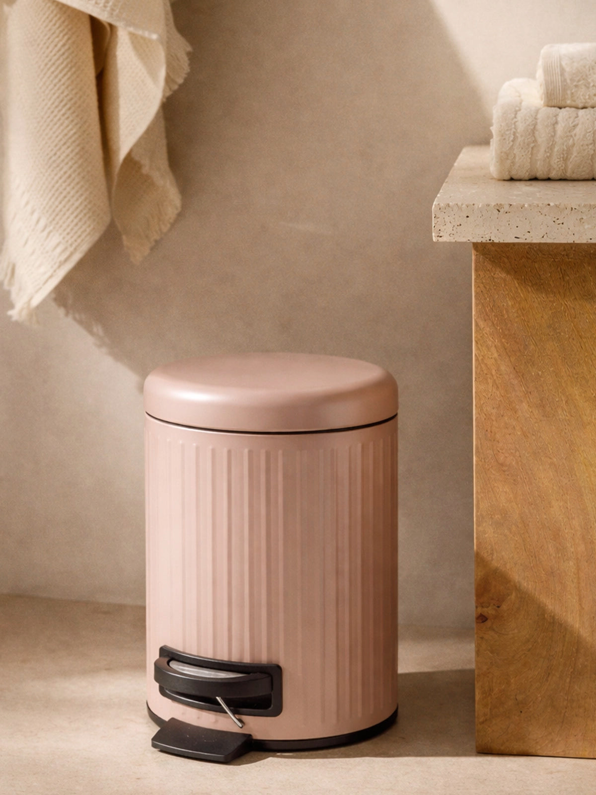 Papelera de baño metal líneas suaves